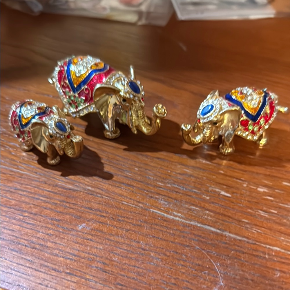 Tchotchke  Gold and Red Elephant Figurine Set